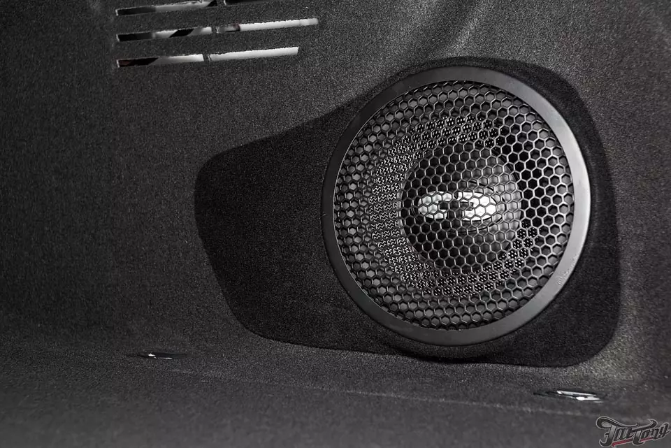 Audi A4. Замена акустической системы с изготовлением короба стелс под сабвуфер